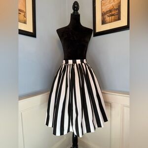 Pinup Couture Bella Vintage Gathered Swing Skirt in Black and White Mark Stripe